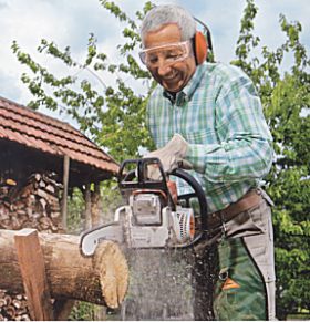 T&auml;tigkeitsabbildung mit stihl Motrors&auml;ge 210 C Ergostart